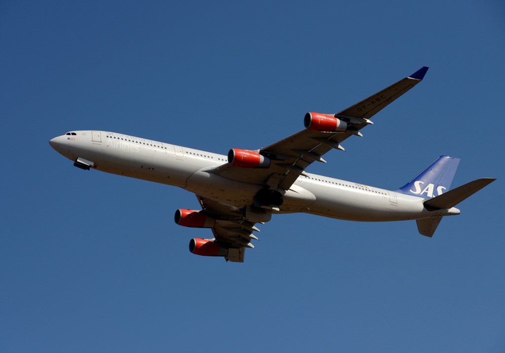 飛び立ち SAS A340-313