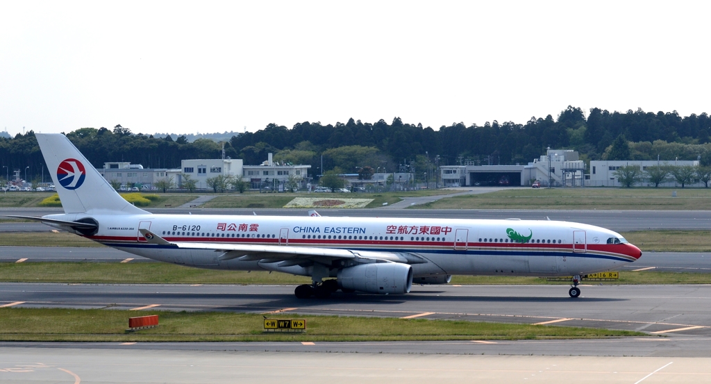 出発（99）中国東方航空　A330-300　　