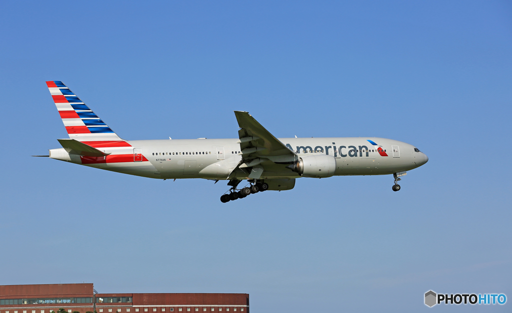 着陸 American 777-23 N774AN