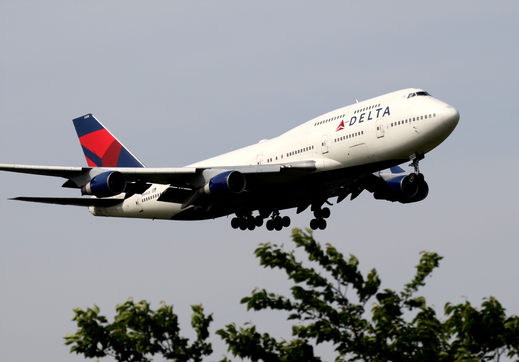 到着　DELTA 747-400 