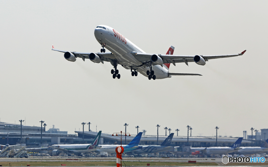 出発 SWISS A340-313 HB-JMO