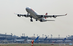 出発 SWISS A340-313 HB-JMO