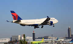 到着 Delta 747-400 N666US