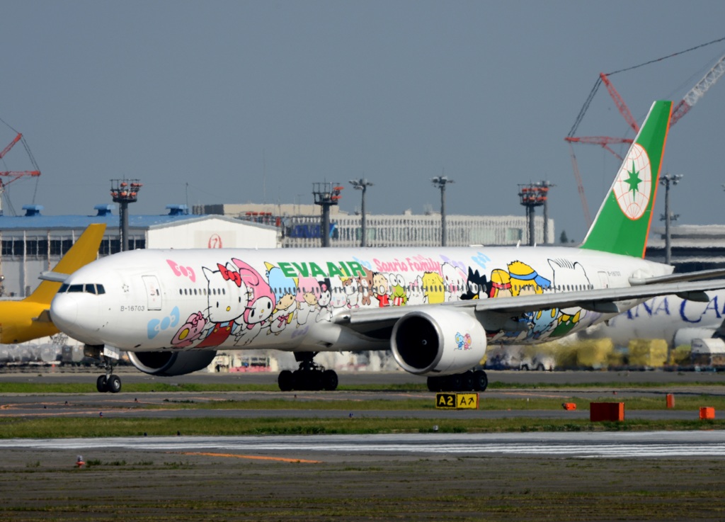 EVA Sanrio Family 777-300ER 離陸　