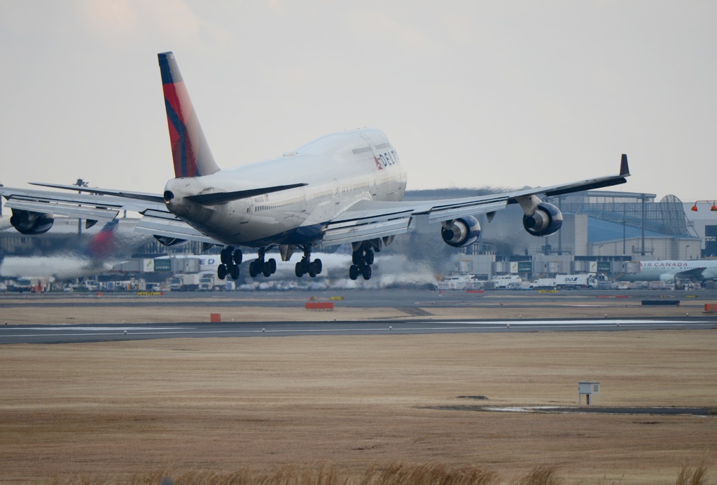 DELTA 747-400 到着