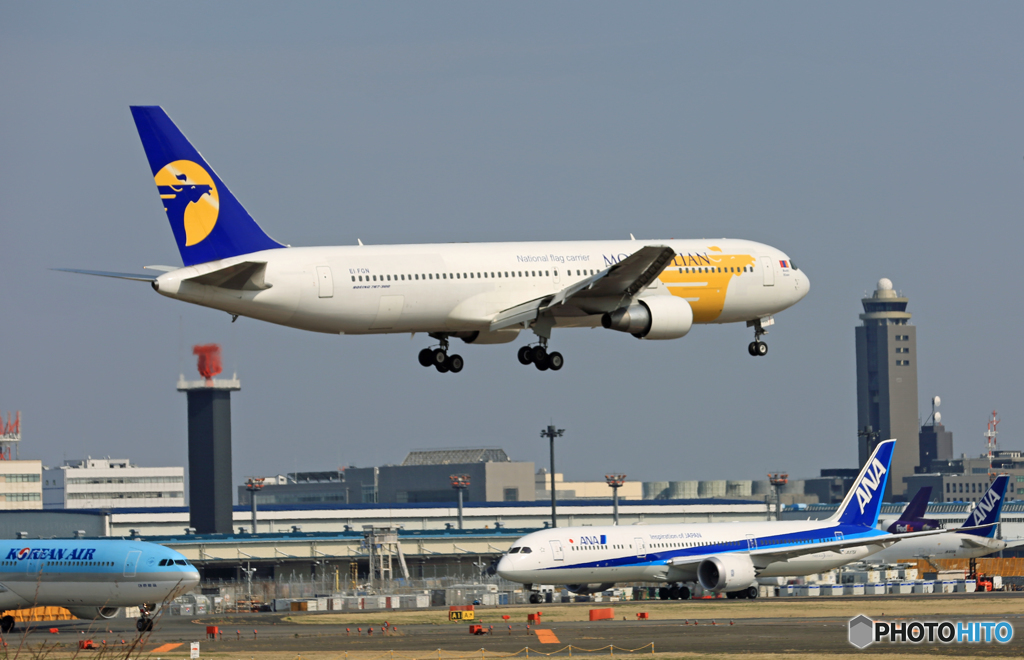 「青い空」が一番 MONGOLIAN 737-300 EI-FGN