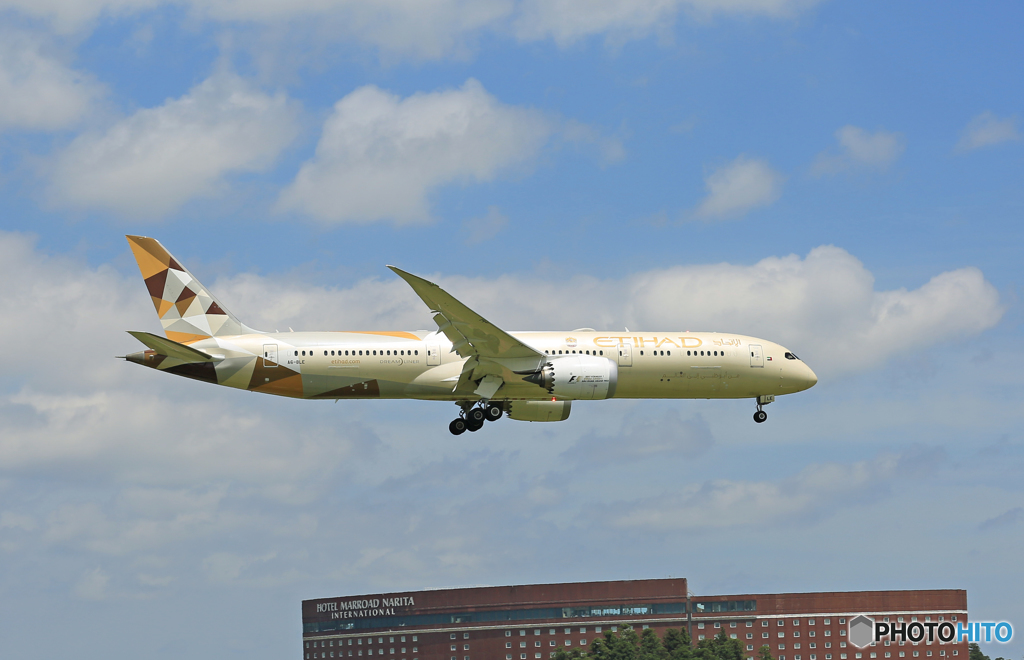  「晴れ」 ETIHAD 787-9 A6-BLE 着陸