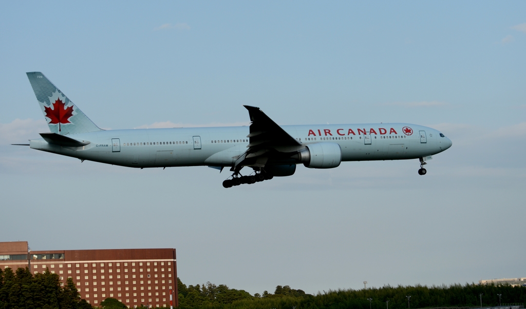 着陸（90）Air Canada 777-333ER 