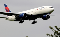 着陸（106）DELTA 777-200ER 