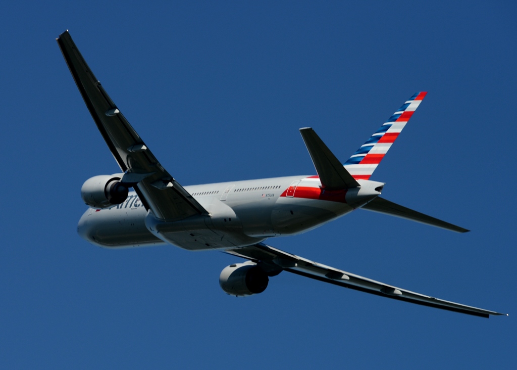 離陸（434）American 777-223