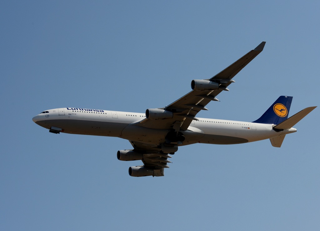 Lufthansa A340-313 飛び立ち