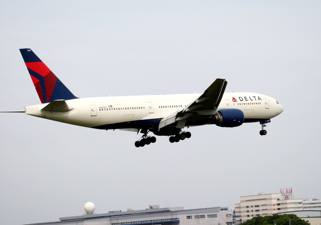 DELTA 777-200ER 到着　