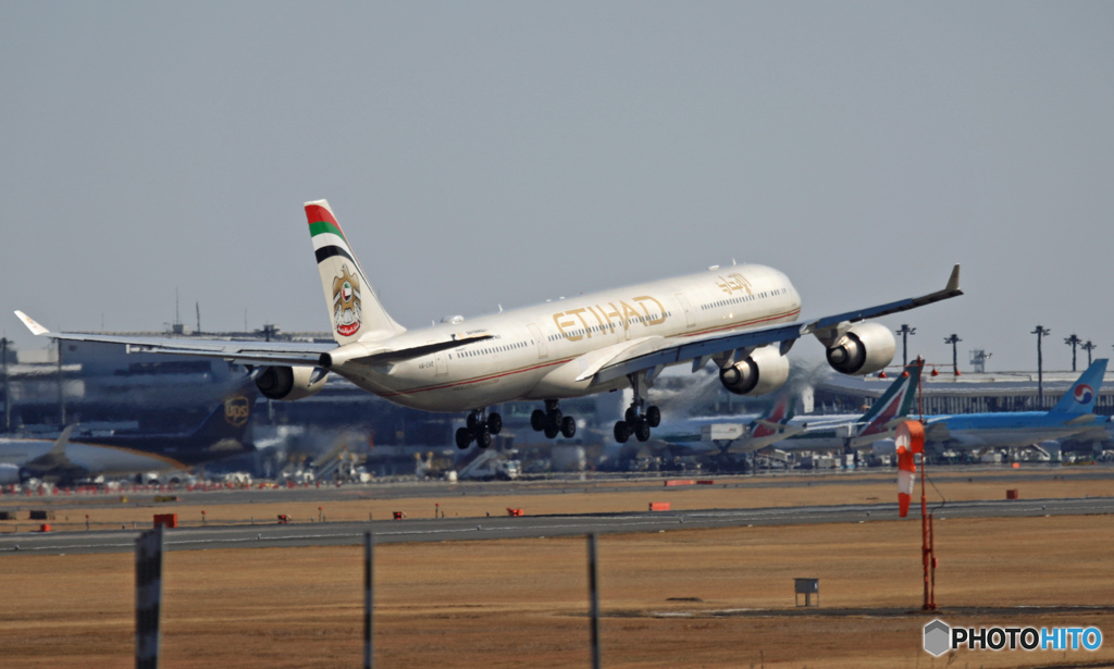 ETIHAD A340-642 A6-EHE  到着 