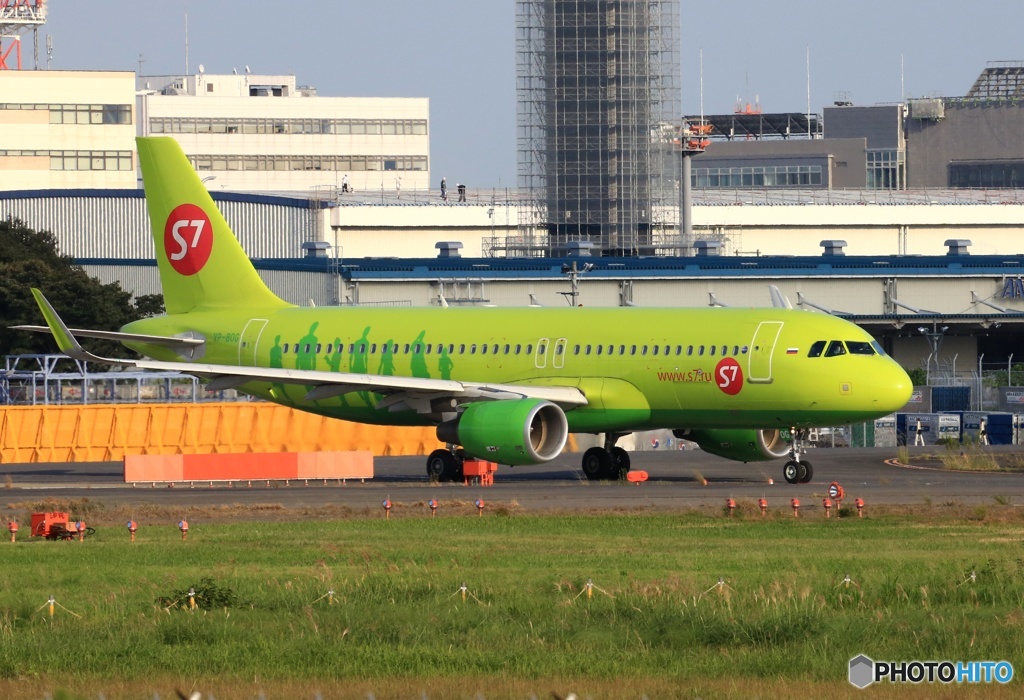 出発　S7 A320-214 VP-BOG 