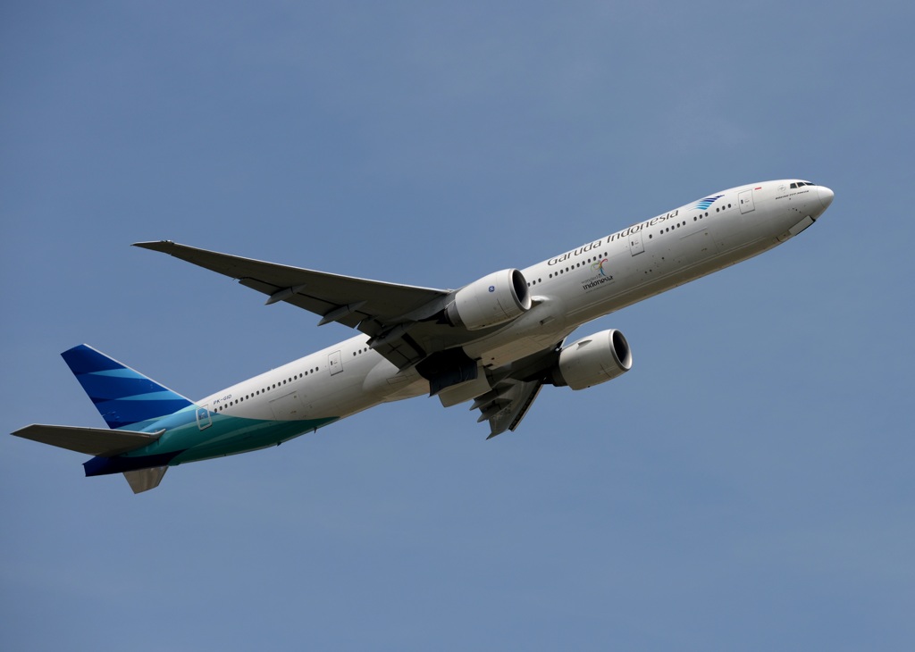 Garuda 777-3U3 飛び立ち