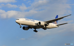 「SKY」 United 777-222 N222UA  Landing