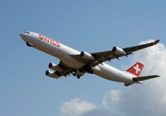 飛び立ち SWISS A340-313