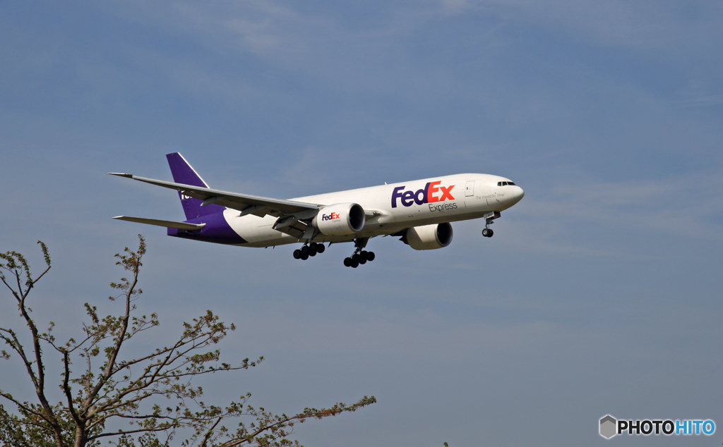 着陸 FedEx 777-FS2 N880FD