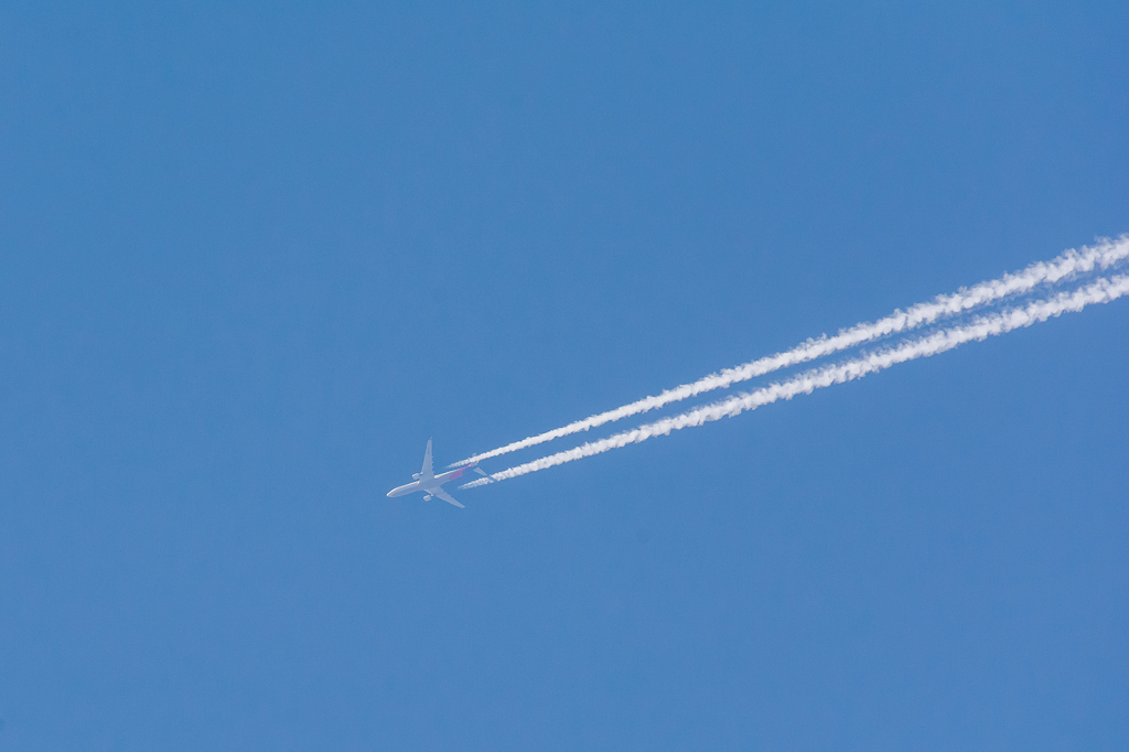 ひこうき雲の先頭