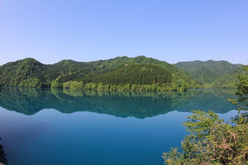 エメラルドの水鏡