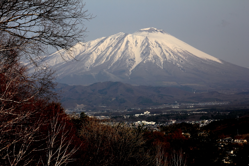 春告げる「ワシ形」- 岩手山