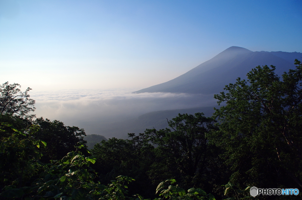 雲海を纏う岩手山