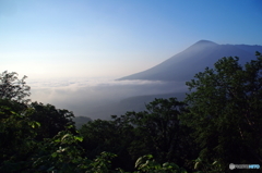 雲海を纏う岩手山