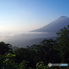 雲海を纏う岩手山