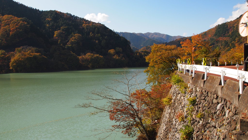 紅葉と奥多摩湖