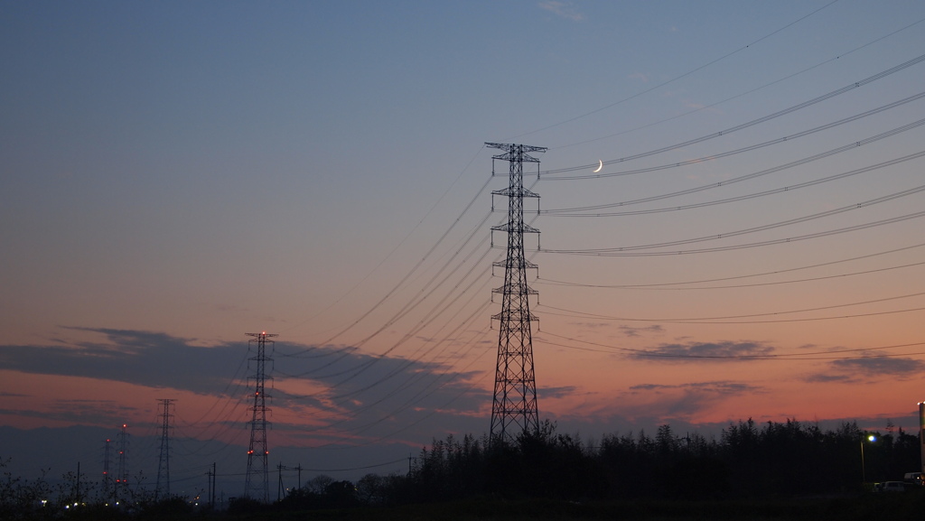 夕日と月と電柱と