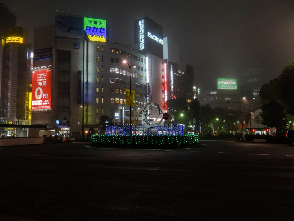 霧の池袋駅前