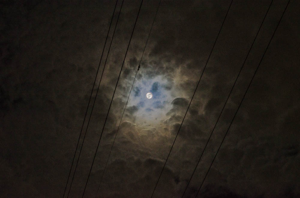 月の周りの雲がちょっとやそっとじゃ行けない様に邪魔をする荒波のよう