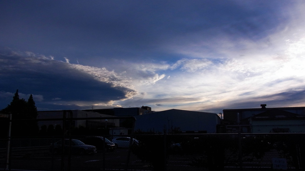 空というキャンバスに描かれた、雄大な雲の「絵」