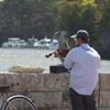 松島の海に向かってヴァイオリンを弾く男2
