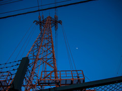 月に見守られている鉄塔