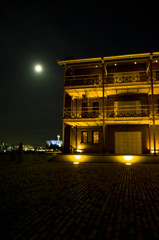 横浜赤レンガ倉庫の夏の夜と月