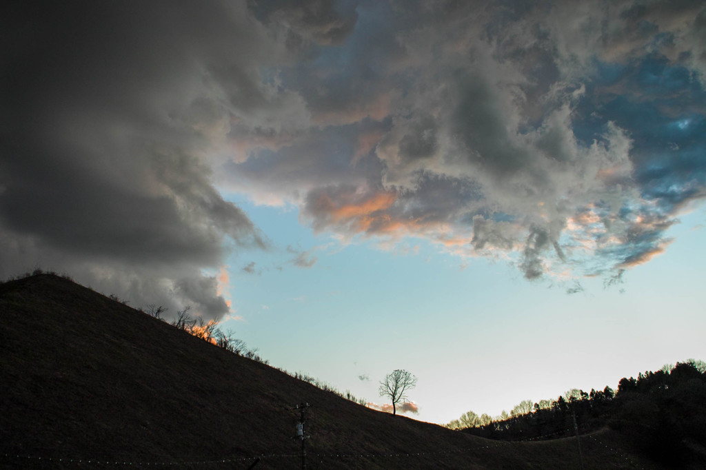 2012年最後の夕陽を浴びる雄大な雲