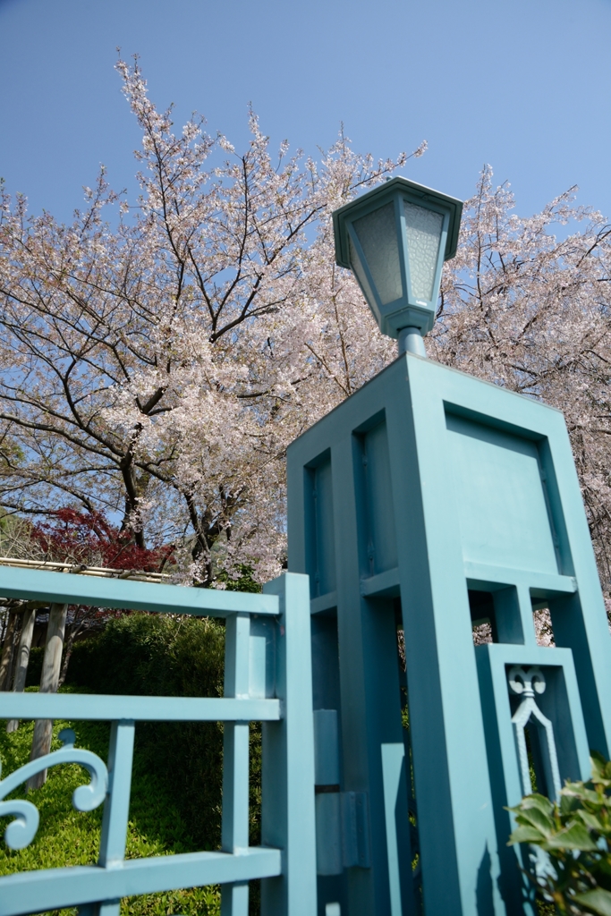 北野町　真昼の門燈