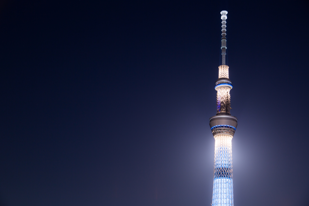 スカイツリーと満月