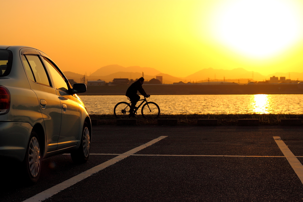 夕日と、車と、自転車と