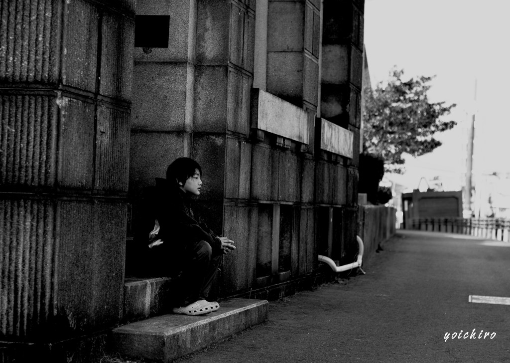 見つめる少年