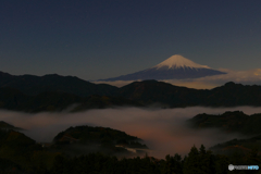 月明かりに浮ぶ