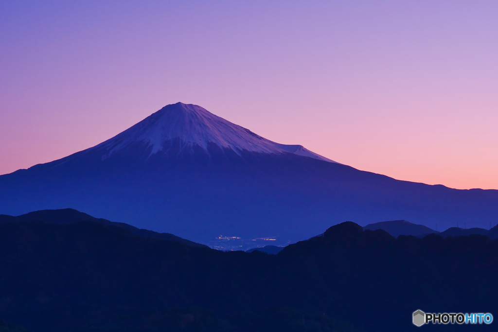 日の出前の富士山