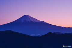 日の出前の富士山