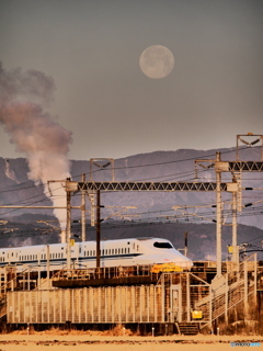 満月と新幹線