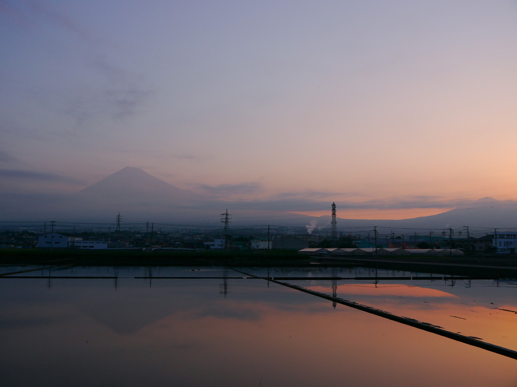 早朝の水鏡富士山
