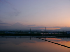早朝の水鏡富士山