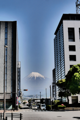 ビルの向こうの富士山