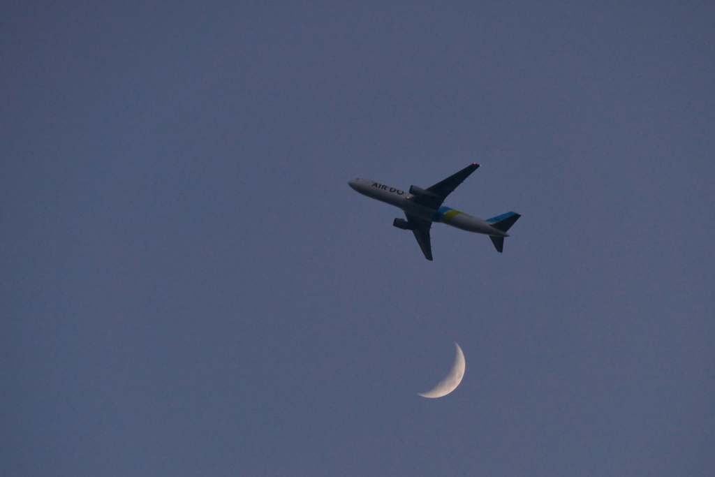 月と飛行機