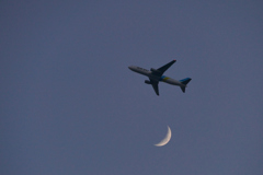 月と飛行機